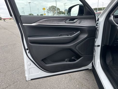 Used 2023 Jeep Grand Cherokee L Limited w/ Luxury Tech Group II image 11