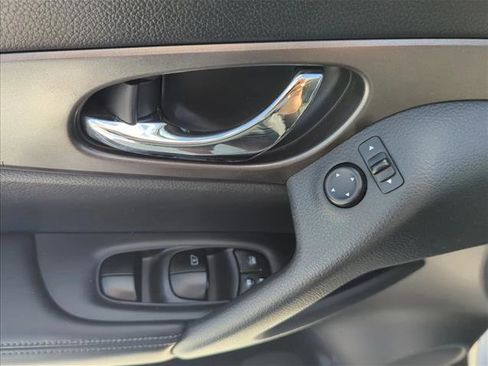 Used 2015 Nissan Rogue SV w/ SV Premium Package image 12