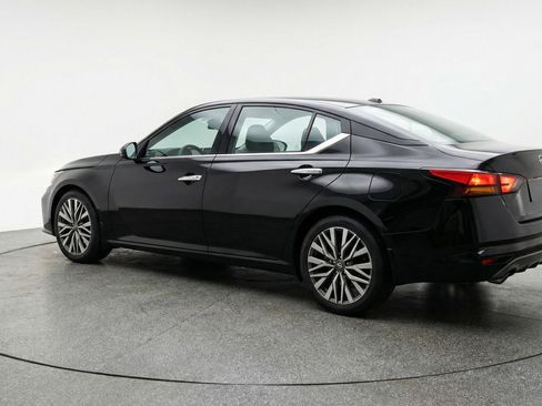 Used 2025 Nissan Altima 2.5 SV FWD image 6