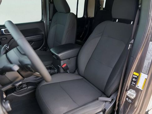 Used 2023 Jeep Gladiator Willys image 10