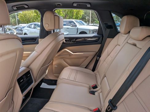 Used 2020 Porsche Cayenne AWD/4WD image 15