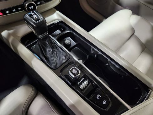 Used 2019 Volvo XC60 T6 Momentum w/ Advanced Package image 40