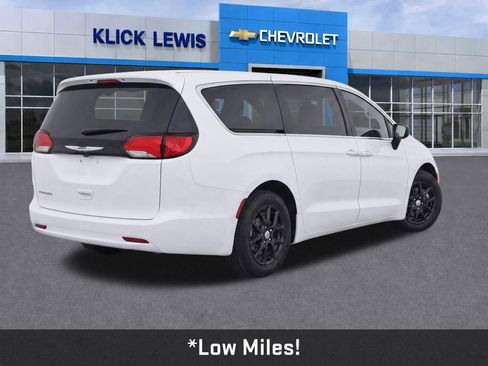 Used 2022 Chrysler Voyager LX FWD image 8