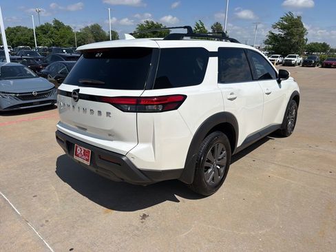 Used 2024 Nissan Pathfinder SV FWD image 5
