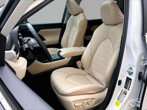 Used 2023 Toyota Highlander XLE FWD image 8