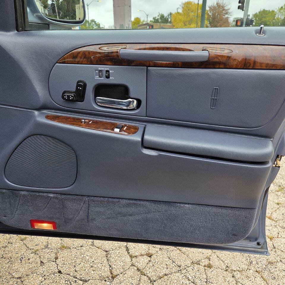 Used 2000 Lincoln Town Car Signature RWD image 18