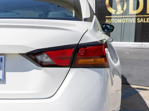 Used 2025 Nissan Altima 2.5 SV FWD image 12