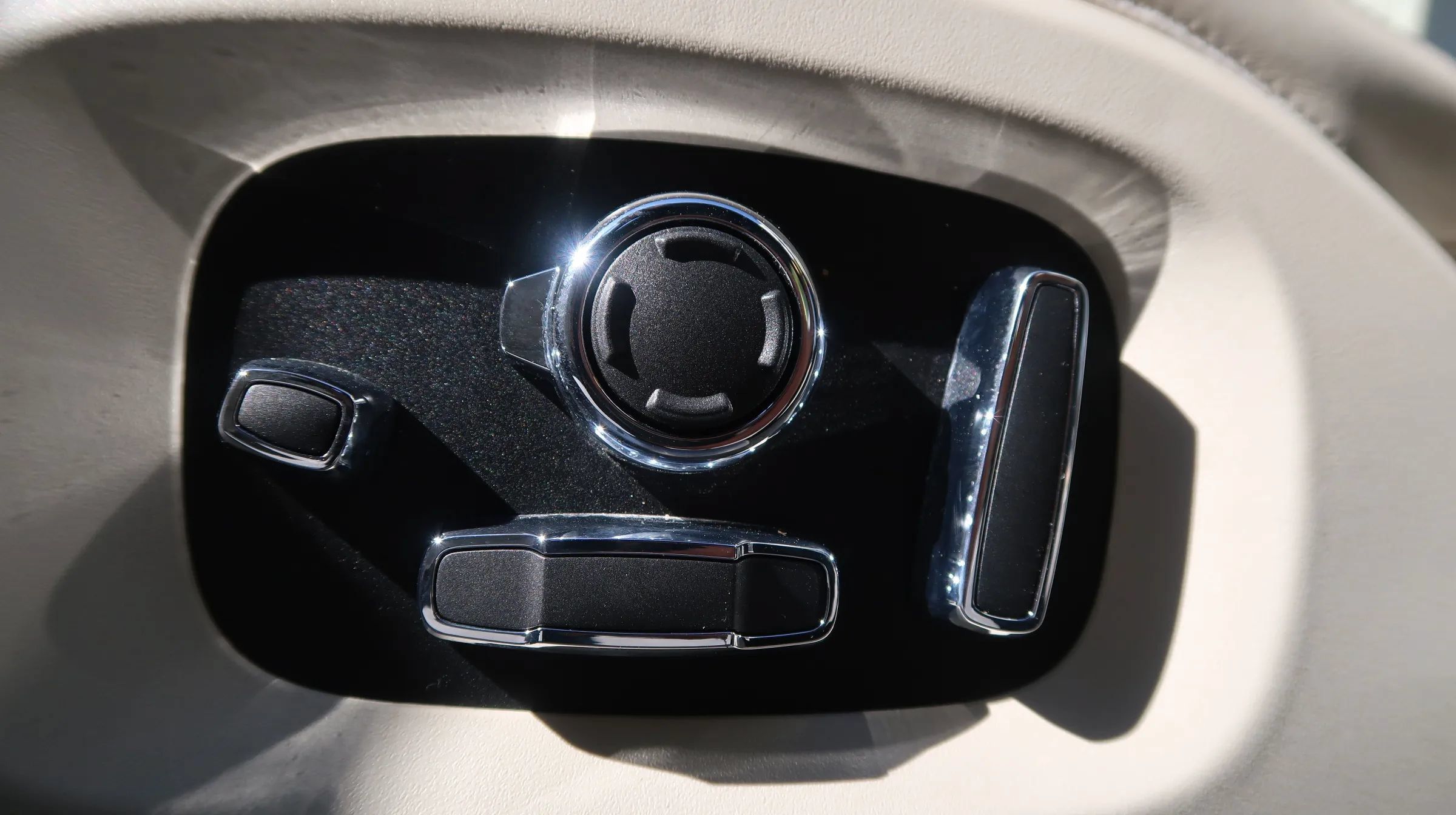 Used 2017 Jaguar XJ R-Sport RWD image 28