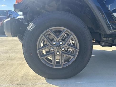 Used 2025 Jeep Gladiator Sport image 3