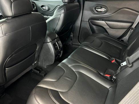 Used 2019 Jeep Cherokee Limited FWD image 27