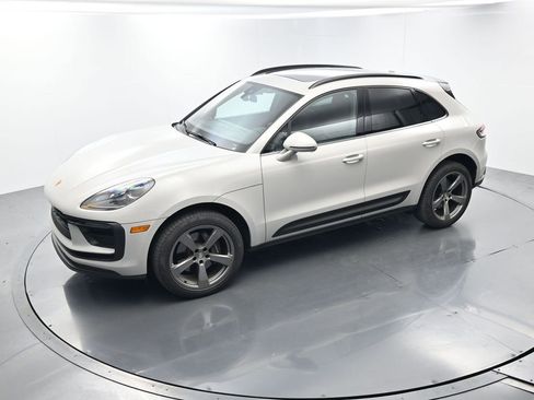 Certified 2025 Porsche Macan AWD/4WD image 35
