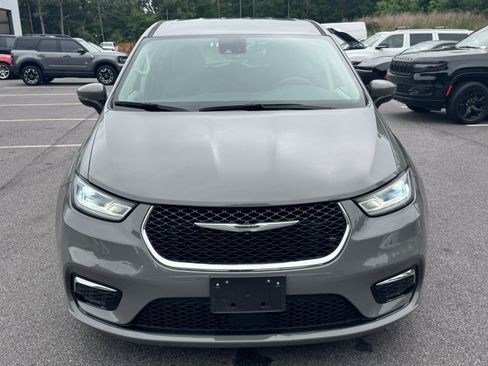 Used 2023 Chrysler Pacifica Touring-L FWD image 2