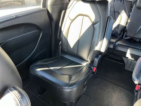 Used 2025 Chrysler Pacifica Select image 37