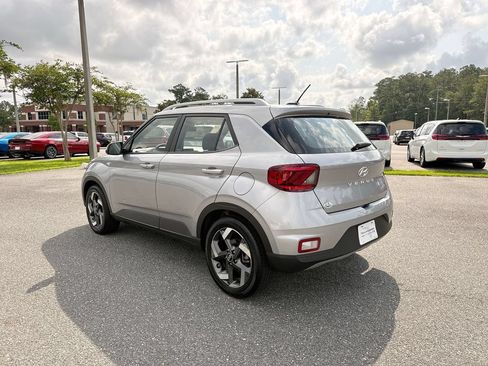 Used 2025 Hyundai Venue SEL FWD image 6