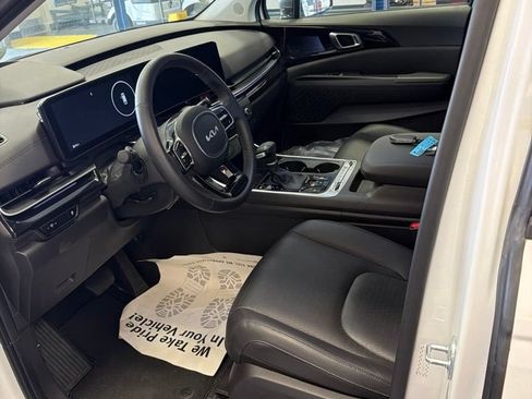 Used 2025 Kia Carnival SX Prestige FWD image 2