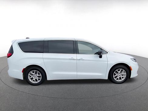 Used 2025 Chrysler Pacifica Select image 16