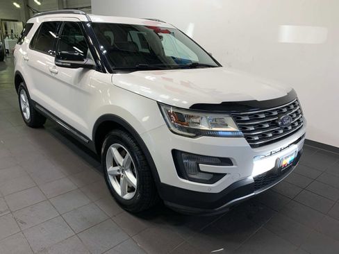 Used 2017 Ford Explorer XLT w/ Equipment Group 202A image 2