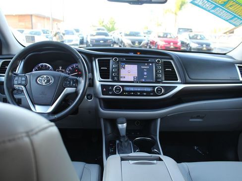 Used 2014 Toyota Highlander Limited AWD/4WD image 31