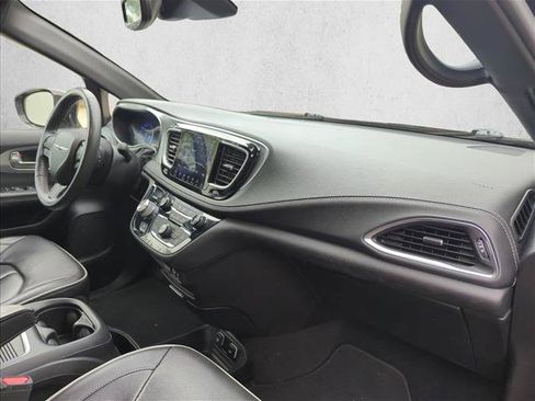 Used 2019 Chrysler Pacifica Limited w/ Advanced Safetytec Group FWD image 26