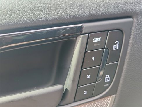 Used 2025 Porsche Cayenne image 26