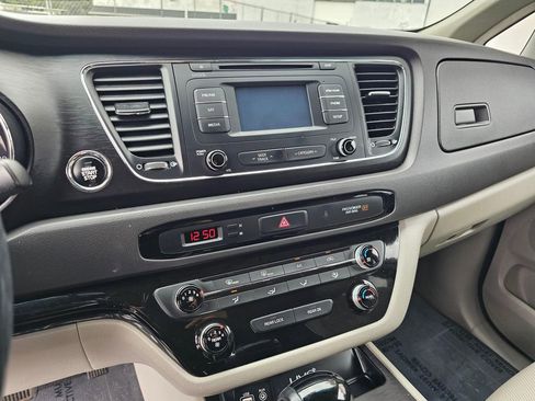 Used 2017 Kia Sedona LX w/ LX Essentials Premium Package FWD image 28