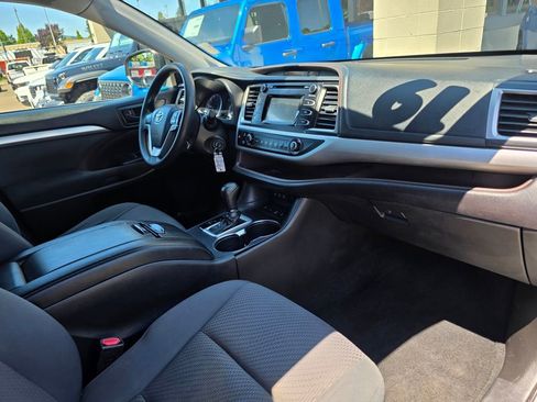 Used 2019 Toyota Highlander LE image 25