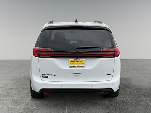 New 2026 Chrysler Pacifica Select image 4