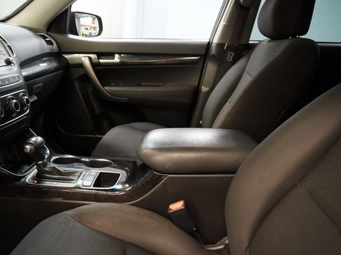 Used 2014 Kia Sorento LX image 7