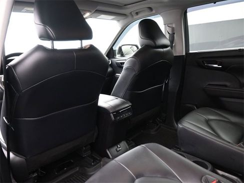 Used 2020 Toyota Highlander XLE image 27