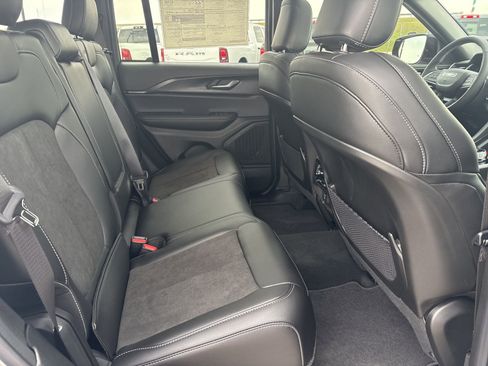 New 2025 Jeep Grand Cherokee Altitude image 15