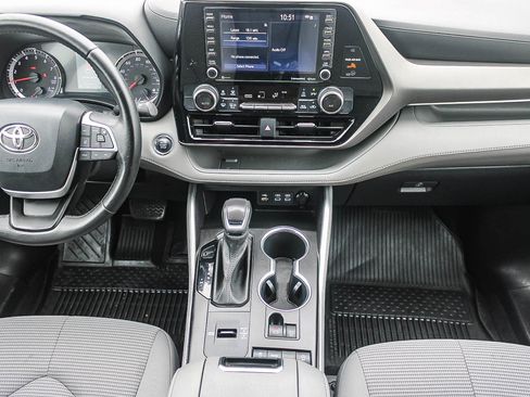 Used 2022 Toyota Highlander LE FWD image 13