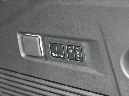 Used 2021 GMC Yukon SLT w/ SLT Premium Package image 10