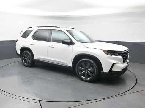 Certified 2023 Honda Pilot Sport image 9