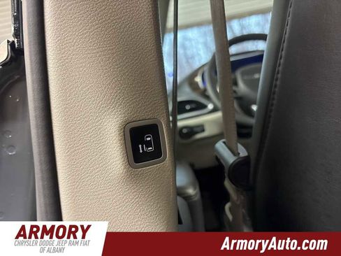 Used 2023 Chrysler Pacifica Limited image 28