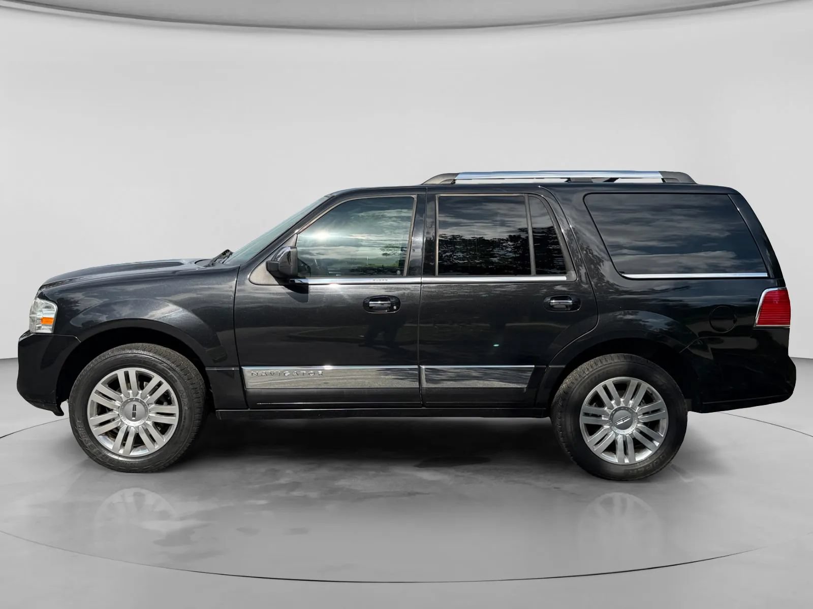 Used 2014 Lincoln Navigator 2WD image 2