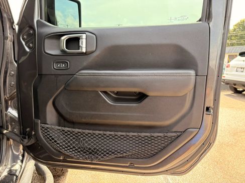 Used 2023 Jeep Gladiator Overland AWD/4WD image 11