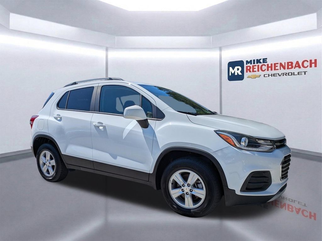 Used 2022 Chevrolet Trax LT w/ LT Convenience Package AWD/4WD image 1