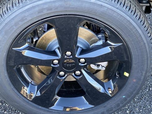 New 2025 Jeep Grand Cherokee Laredo image 6