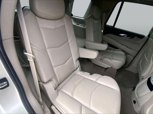 Used 2015 Cadillac Escalade Luxury RWD image 18