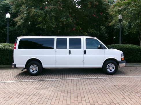 Used 2016 Chevrolet Express 3500 LT w/ LT Preferred Equipment Group RWD image 4