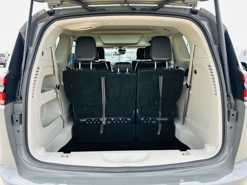 Used 2023 Chrysler Pacifica Limited FWD image 32
