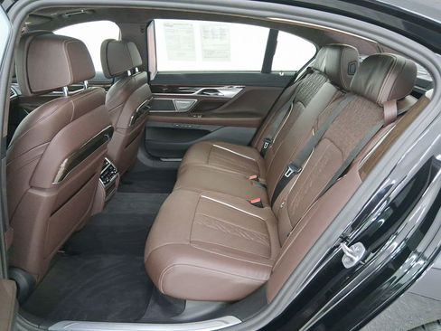 Certified 2022 BMW 750i xDrive w/ Luxury Rear Seating Package image 10