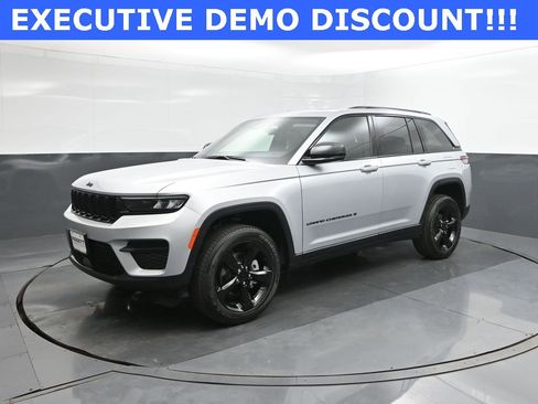 New 2025 Jeep Grand Cherokee Laredo image 1