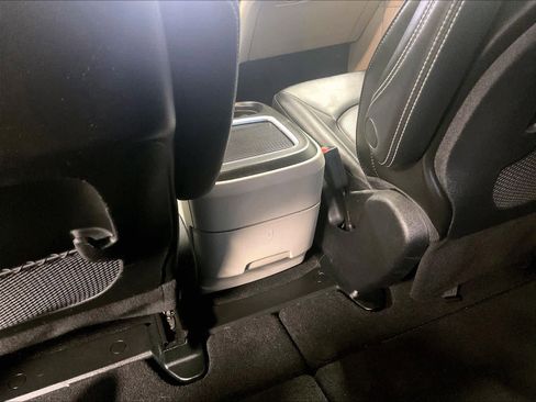 Used 2024 Chrysler Pacifica Touring-L image 28