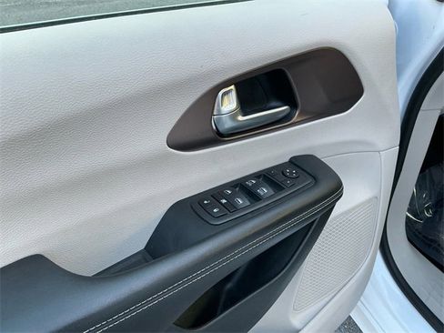 Used 2024 Chrysler Voyager LX image 11