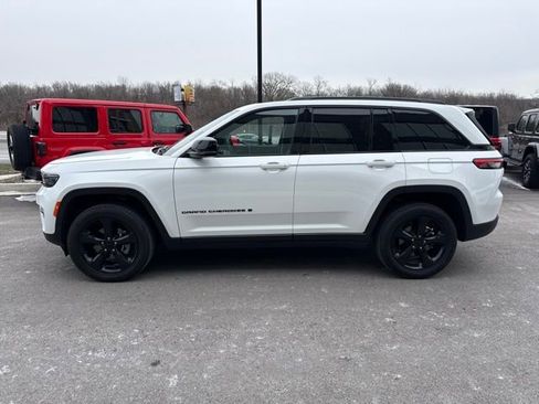 Used 2023 Jeep Grand Cherokee Altitude AWD/4WD image 6