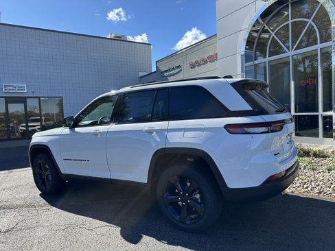 New 2025 Jeep Grand Cherokee Limited w/ Black Appearance Package image 4