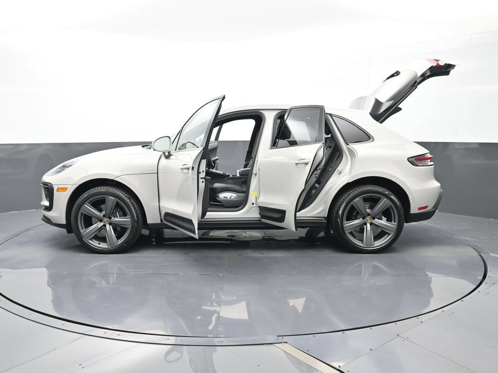 Certified 2026 Porsche Macan AWD/4WD image 30