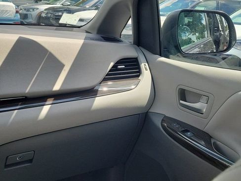 Used 2017 Toyota Sienna XLE w/ XLE Navigation Package AWD/4WD image 7