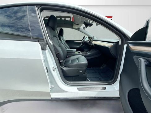 Used 2024 Tesla Model Y Long Range AWD/4WD image 28